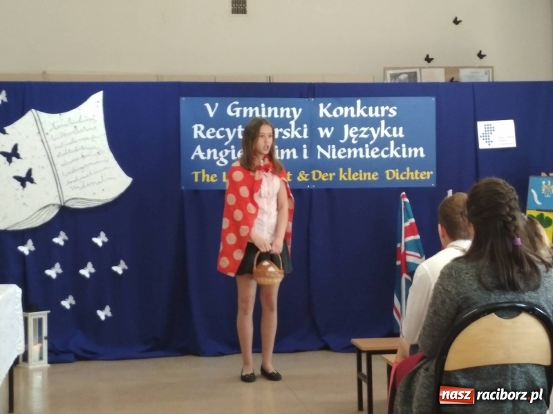 Zdjęcie w galerii na portalu naszraciborz.pl: W Tworkowie recytowali po niemiecku i angielsku wiadomości z regionu