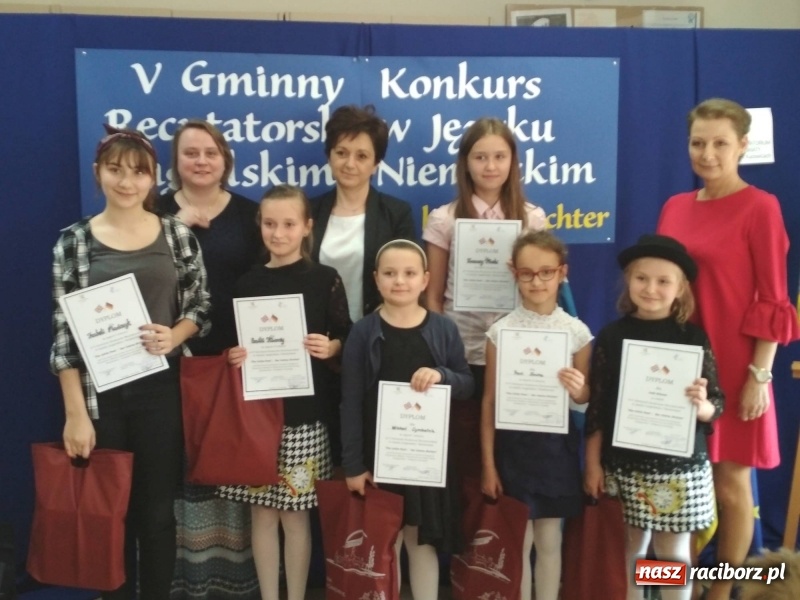 Zdjęcie w galerii na portalu naszraciborz.pl: W Tworkowie recytowali po niemiecku i angielsku wiadomości z regionu