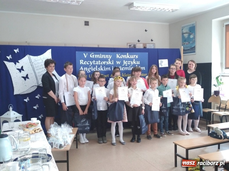 Zdjęcie w galerii na portalu naszraciborz.pl: W Tworkowie recytowali po niemiecku i angielsku wiadomości z regionu