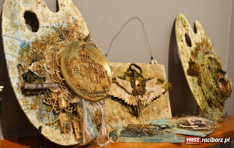 Zdjęcie w galerii na portalu naszraciborz.pl: Wernisaż wystawy Art Journal - Wyrazić Siebie w Galerii Obok wiadomości z regionu
