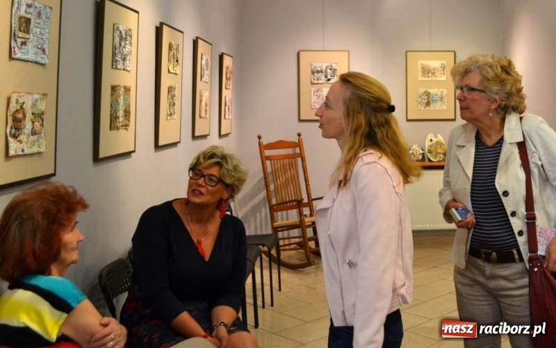 Zdjęcie w galerii na portalu naszraciborz.pl: Wernisaż wystawy Art Journal - Wyrazić Siebie w Galerii Obok wiadomości z regionu