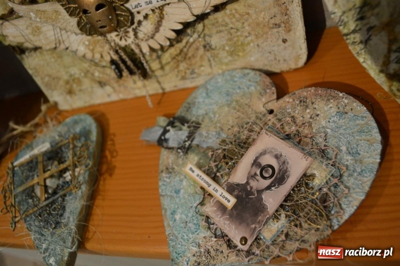 Zdjęcie w galerii na portalu naszraciborz.pl: Wernisaż wystawy Art Journal - Wyrazić Siebie w Galerii Obok wiadomości z regionu