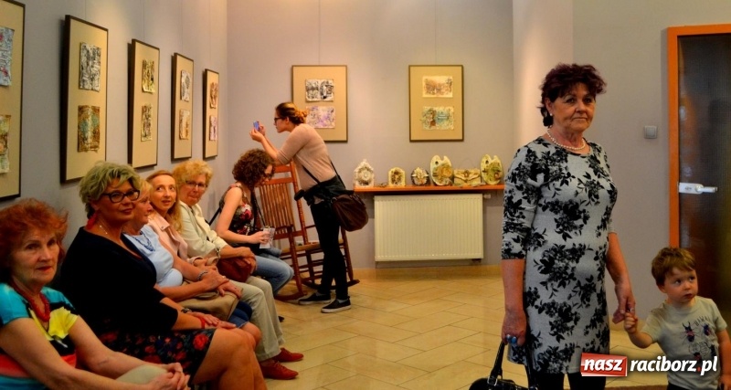 Zdjęcie w galerii na portalu naszraciborz.pl: Wernisaż wystawy Art Journal - Wyrazić Siebie w Galerii Obok wiadomości z regionu