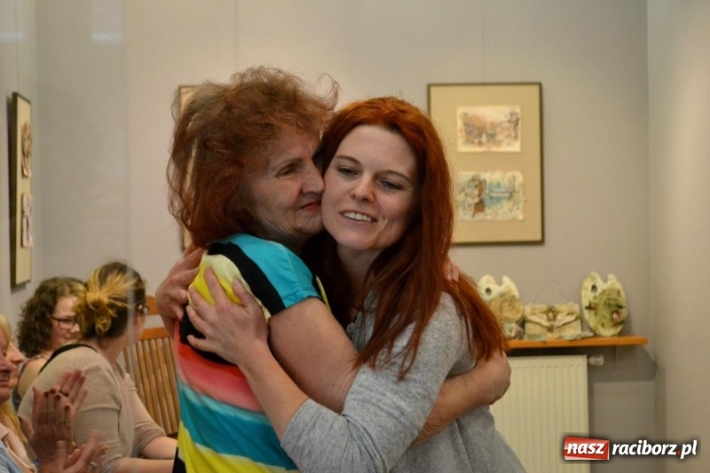 Zdjęcie w galerii na portalu naszraciborz.pl: Wernisaż wystawy Art Journal - Wyrazić Siebie w Galerii Obok wiadomości z regionu