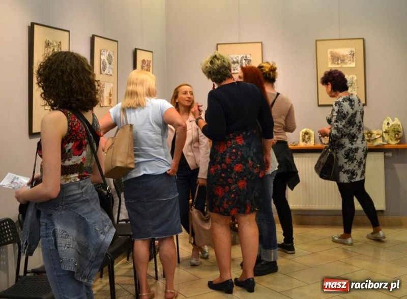 Zdjęcie w galerii na portalu naszraciborz.pl: Wernisaż wystawy Art Journal - Wyrazić Siebie w Galerii Obok wiadomości z regionu