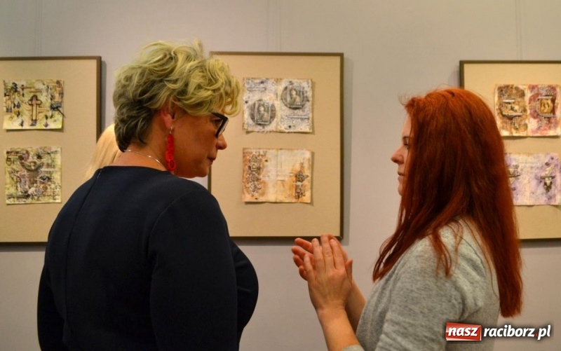 Zdjęcie w galerii na portalu naszraciborz.pl: Wernisaż wystawy Art Journal - Wyrazić Siebie w Galerii Obok wiadomości z regionu