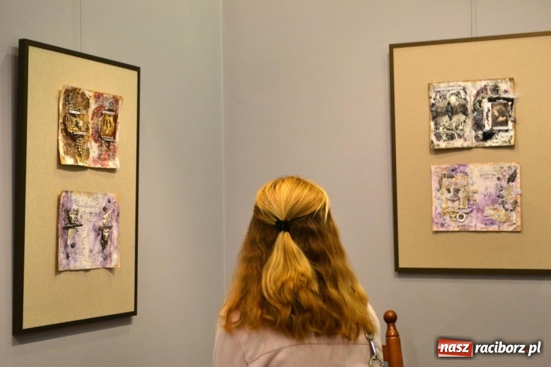 Zdjęcie w galerii na portalu naszraciborz.pl: Wernisaż wystawy Art Journal - Wyrazić Siebie w Galerii Obok wiadomości z regionu