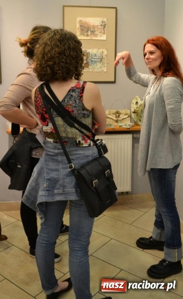 Zdjęcie w galerii na portalu naszraciborz.pl: Wernisaż wystawy Art Journal - Wyrazić Siebie w Galerii Obok wiadomości z regionu