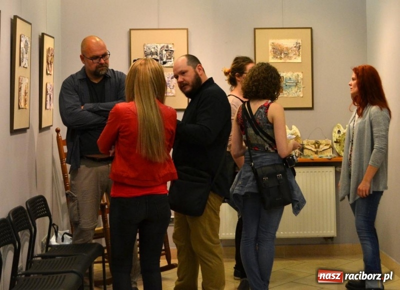Zdjęcie w galerii na portalu naszraciborz.pl: Wernisaż wystawy Art Journal - Wyrazić Siebie w Galerii Obok wiadomości z regionu