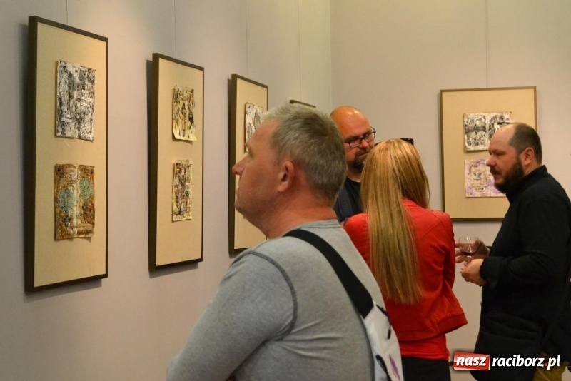 Zdjęcie w galerii na portalu naszraciborz.pl: Wernisaż wystawy Art Journal - Wyrazić Siebie w Galerii Obok wiadomości z regionu