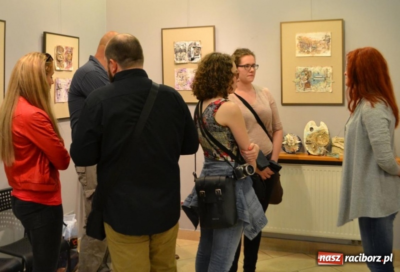 Zdjęcie w galerii na portalu naszraciborz.pl: Wernisaż wystawy Art Journal - Wyrazić Siebie w Galerii Obok wiadomości z regionu