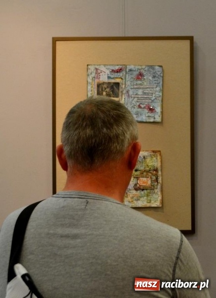 Zdjęcie w galerii na portalu naszraciborz.pl: Wernisaż wystawy Art Journal - Wyrazić Siebie w Galerii Obok wiadomości z regionu