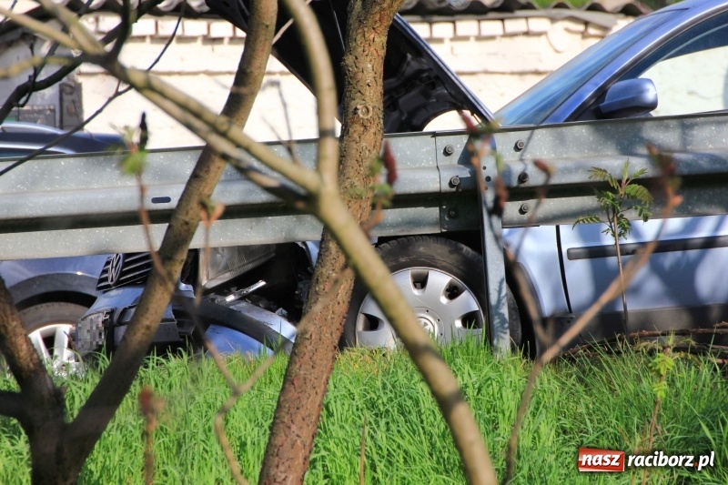 Zdjęcie w galerii na portalu naszraciborz.pl: Zderzenie skody i volkswagena w Pietrowicach Wielkich wiadomości z regionu