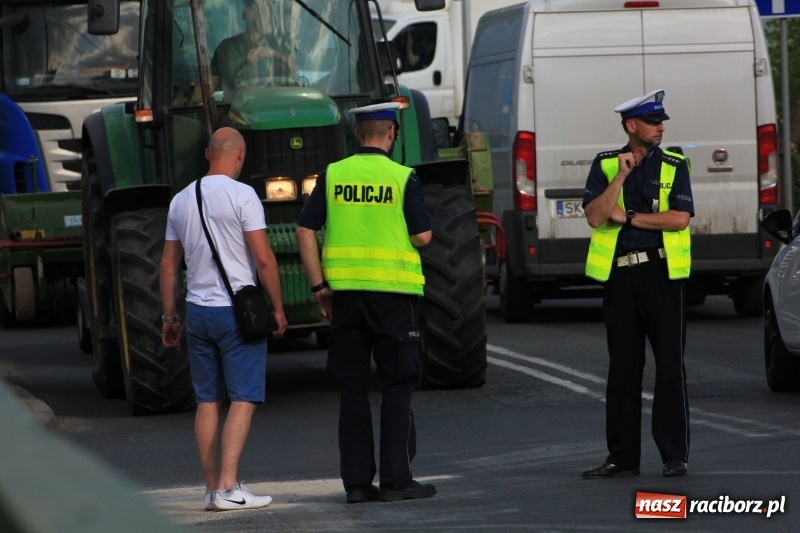 Zdjęcie w galerii na portalu naszraciborz.pl: Zderzenie skody i volkswagena w Pietrowicach Wielkich wiadomości z regionu