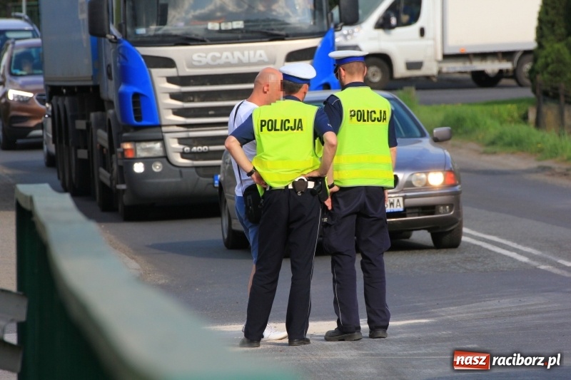 Zdjęcie w galerii na portalu naszraciborz.pl: Zderzenie skody i volkswagena w Pietrowicach Wielkich wiadomości z regionu