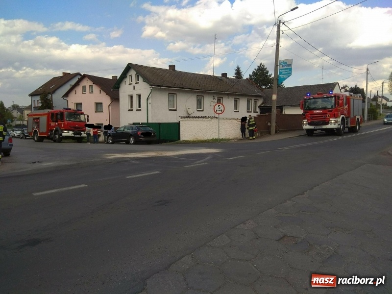 Zdjęcie w galerii na portalu naszraciborz.pl: Zderzenie skody i volkswagena w Pietrowicach Wielkich wiadomości z regionu