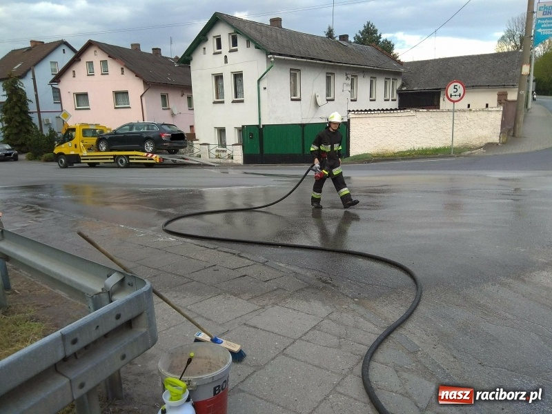 Zdjęcie w galerii na portalu naszraciborz.pl: Zderzenie skody i volkswagena w Pietrowicach Wielkich wiadomości z regionu