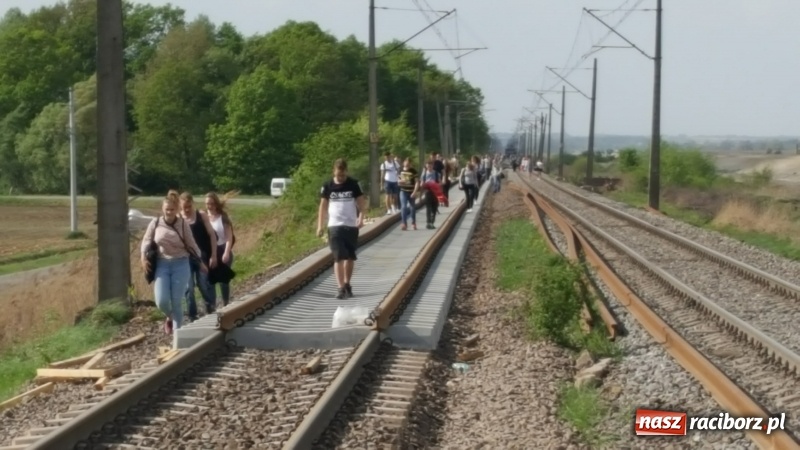 Zdjęcie w galerii na portalu naszraciborz.pl: Na torowisku linii Racibórz-Chałupki pojawiła się wczoraj spora grupa osób wiadomości z regionu