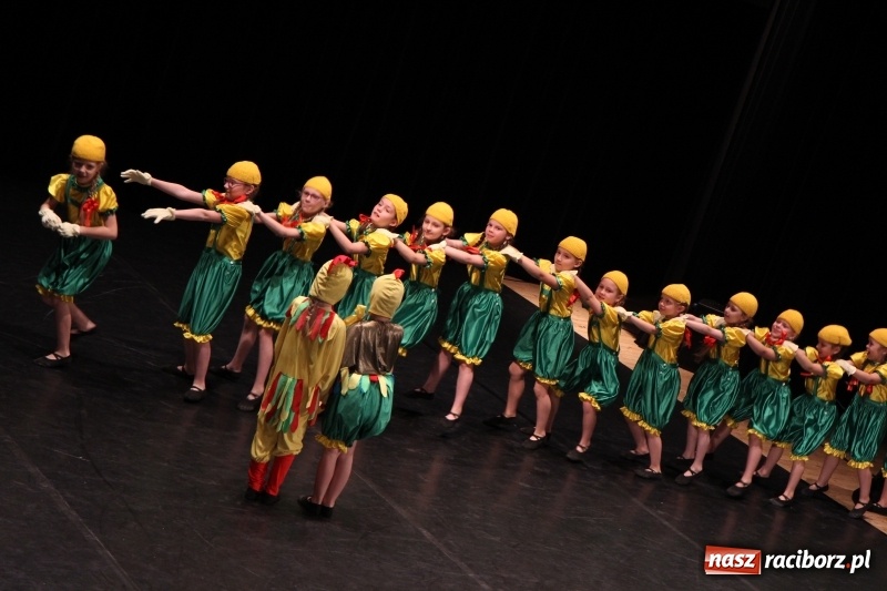 Zdjęcie w galerii na portalu naszraciborz.pl: Taneczne popisy w RCK za sprawą Festiwalu Twórczości Artystycznej wiadomości z regionu