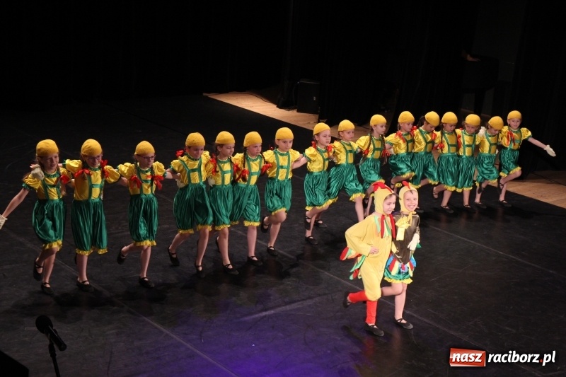 Zdjęcie w galerii na portalu naszraciborz.pl: Taneczne popisy w RCK za sprawą Festiwalu Twórczości Artystycznej wiadomości z regionu