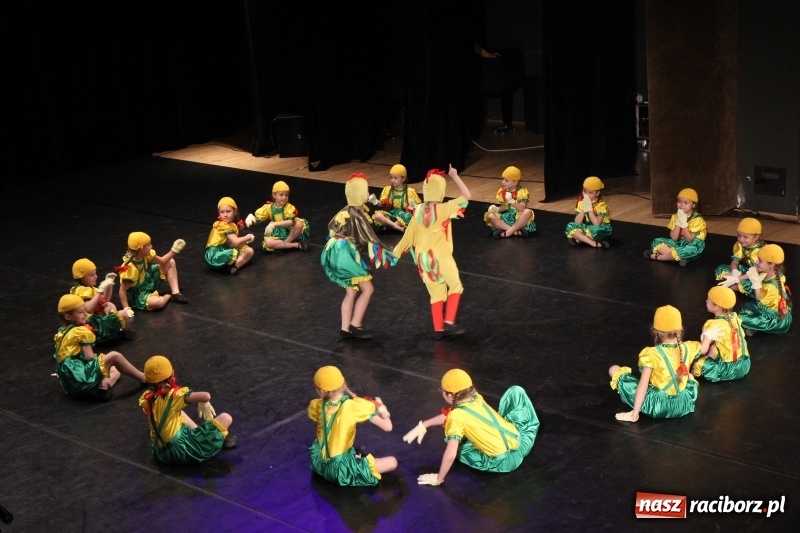 Zdjęcie w galerii na portalu naszraciborz.pl: Taneczne popisy w RCK za sprawą Festiwalu Twórczości Artystycznej wiadomości z regionu
