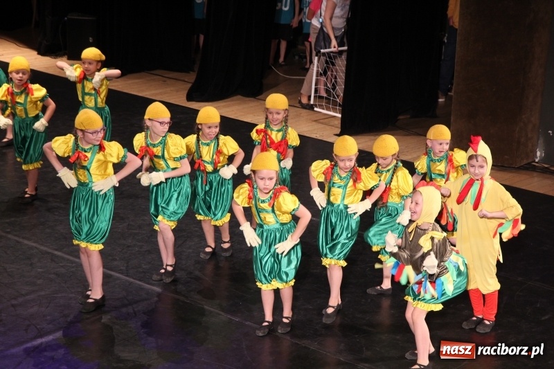 Zdjęcie w galerii na portalu naszraciborz.pl: Taneczne popisy w RCK za sprawą Festiwalu Twórczości Artystycznej wiadomości z regionu