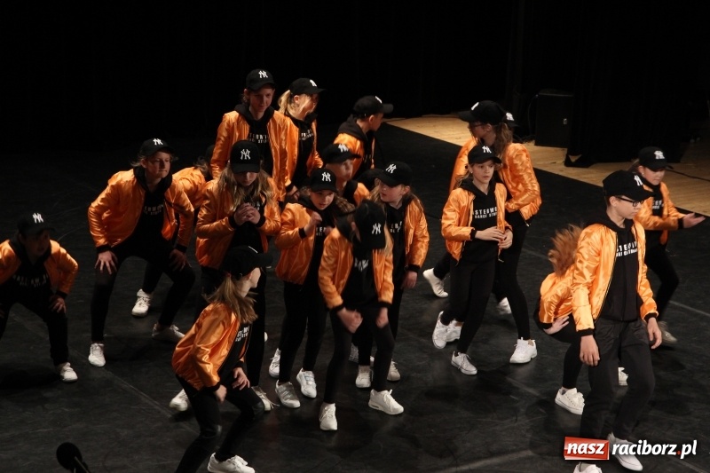 Zdjęcie w galerii na portalu naszraciborz.pl: Taneczne popisy w RCK za sprawą Festiwalu Twórczości Artystycznej wiadomości z regionu