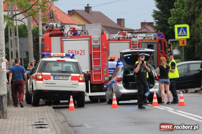 Zdjęcie w galerii na portalu naszraciborz.pl: Wypadek na Starowiejskiej. Dwie kobiety ranne! wiadomości z regionu