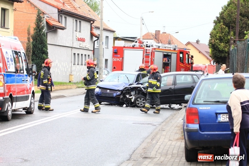 Zdjęcie w galerii na portalu naszraciborz.pl: Wypadek na Starowiejskiej. Dwie kobiety ranne! wiadomości z regionu