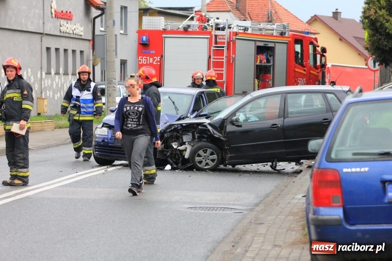 Zdjęcie w galerii na portalu naszraciborz.pl: Wypadek na Starowiejskiej. Dwie kobiety ranne! wiadomości z regionu