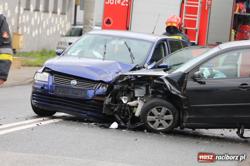 Zdjęcie w galerii na portalu naszraciborz.pl: Wypadek na Starowiejskiej. Dwie kobiety ranne! wiadomości z regionu