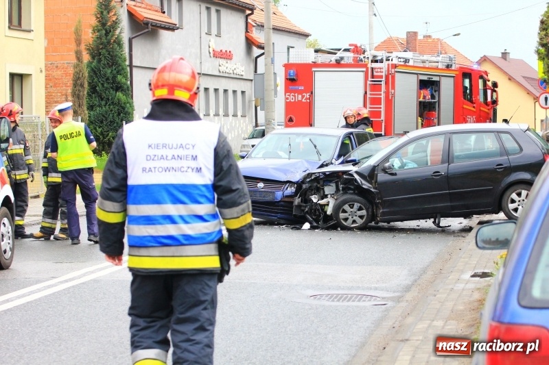 Zdjęcie w galerii na portalu naszraciborz.pl: Wypadek na Starowiejskiej. Dwie kobiety ranne! wiadomości z regionu