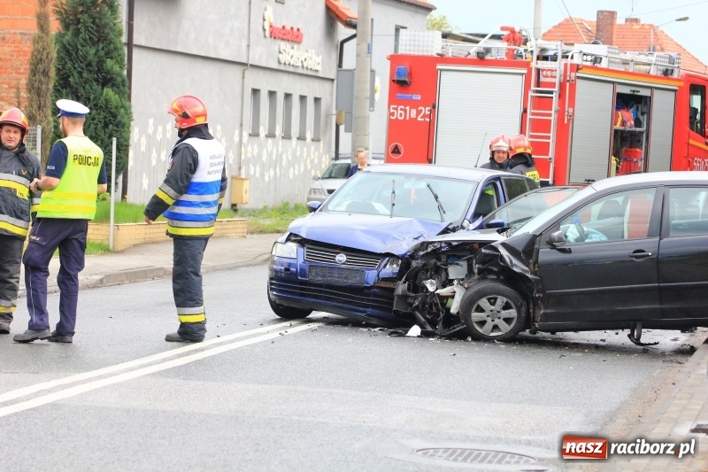Zdjęcie w galerii na portalu naszraciborz.pl: Wypadek na Starowiejskiej. Dwie kobiety ranne! wiadomości z regionu