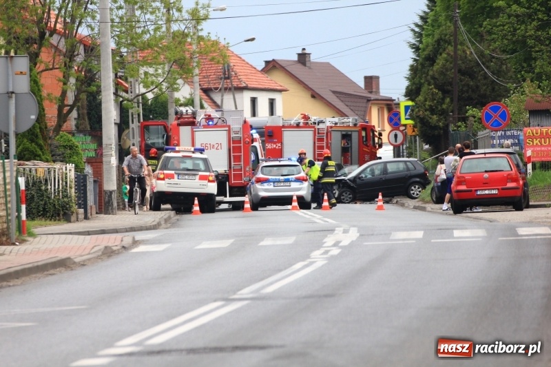 Zdjęcie w galerii na portalu naszraciborz.pl: Wypadek na Starowiejskiej. Dwie kobiety ranne! wiadomości z regionu