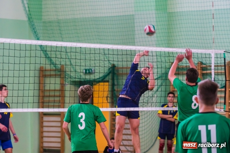 Zdjęcie w galerii na portalu naszraciborz.pl: Siatkarze SP18 awansowali do półfinału wojewódzkiego wiadomości z regionu