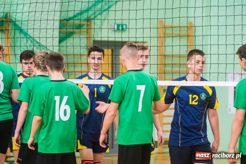 Zdjęcie w galerii na portalu naszraciborz.pl: Siatkarze SP18 awansowali do półfinału wojewódzkiego wiadomości z regionu