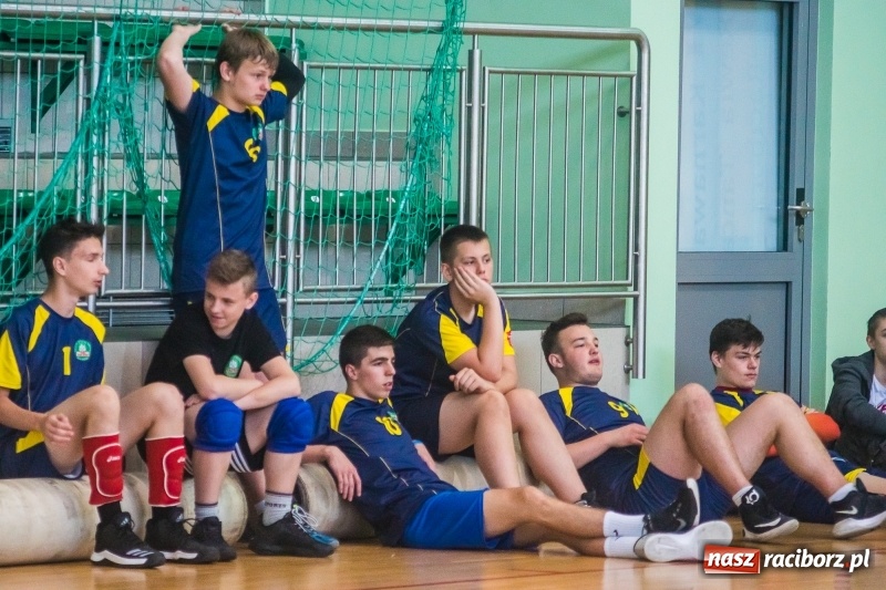 Zdjęcie w galerii na portalu naszraciborz.pl: Siatkarze SP18 awansowali do półfinału wojewódzkiego wiadomości z regionu