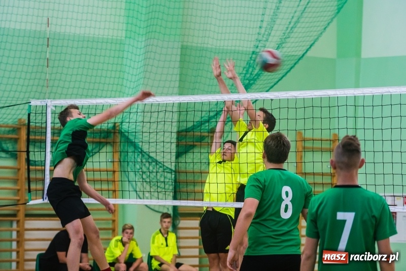 Zdjęcie w galerii na portalu naszraciborz.pl: Siatkarze SP18 awansowali do półfinału wojewódzkiego wiadomości z regionu