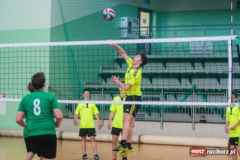 Zdjęcie w galerii na portalu naszraciborz.pl: Siatkarze SP18 awansowali do półfinału wojewódzkiego wiadomości z regionu