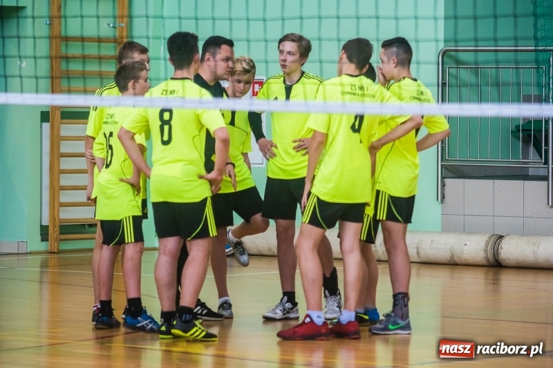 Zdjęcie w galerii na portalu naszraciborz.pl: Siatkarze SP18 awansowali do półfinału wojewódzkiego wiadomości z regionu