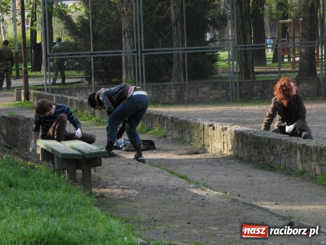 Zdjęcie w galerii na portalu naszraciborz.pl: Wielkie sprzątanie parku jordanowskiego wiadomości z regionu