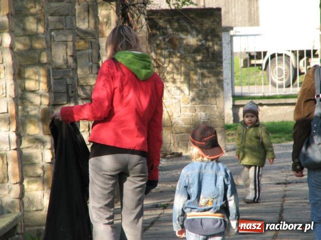 Zdjęcie w galerii na portalu naszraciborz.pl: Wielkie sprzątanie parku jordanowskiego wiadomości z regionu