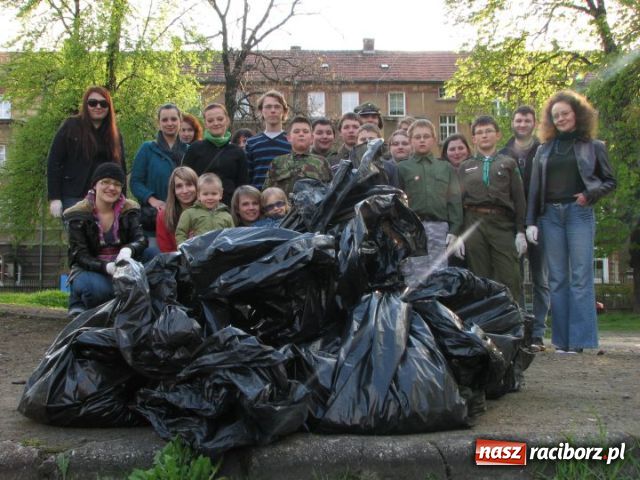 Zdjęcie w galerii na portalu naszraciborz.pl: Wielkie sprzątanie parku jordanowskiego wiadomości z regionu