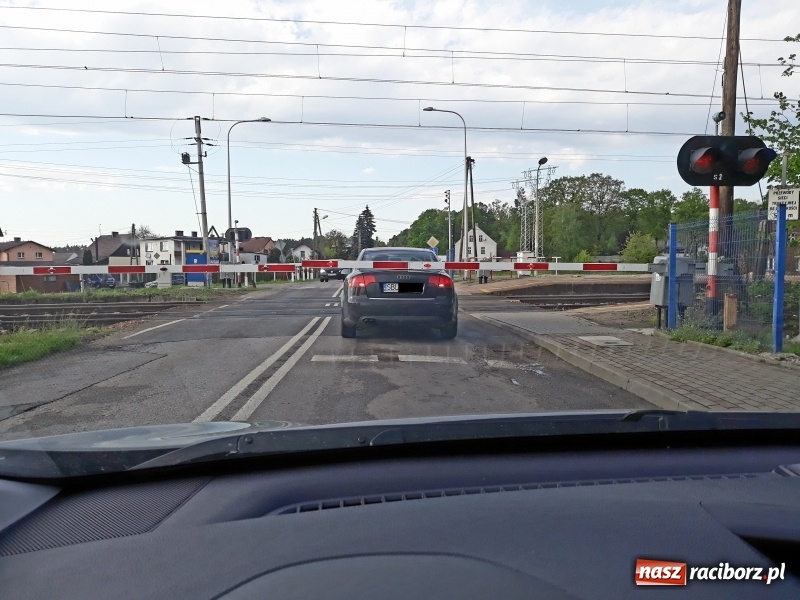 Zdjęcie w galerii na portalu naszraciborz.pl: Taka sytuacja na przejeździe kolejowym w Nędzy  wiadomości z regionu