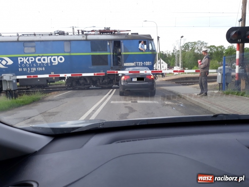 Zdjęcie w galerii na portalu naszraciborz.pl: Taka sytuacja na przejeździe kolejowym w Nędzy  wiadomości z regionu