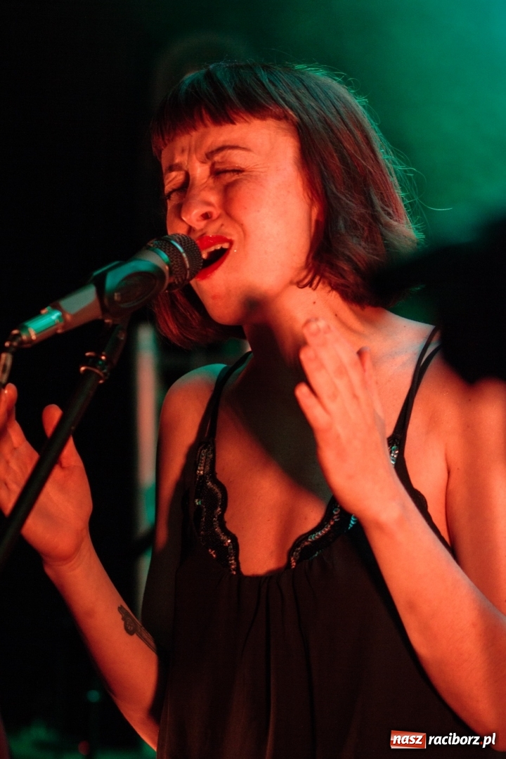 Zdjęcie w galerii na portalu naszraciborz.pl: Natalia Przybysz wystąpiła na Końcu Świata wiadomości z regionu