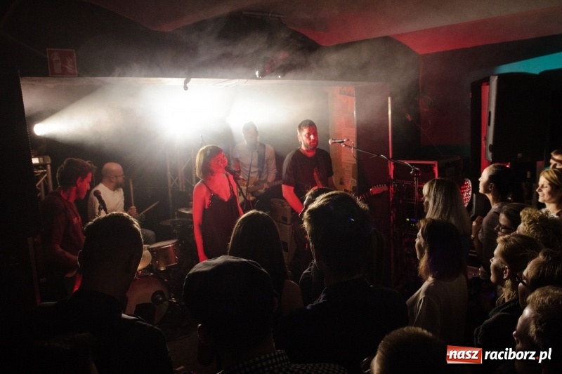 Zdjęcie w galerii na portalu naszraciborz.pl: Natalia Przybysz wystąpiła na Końcu Świata wiadomości z regionu