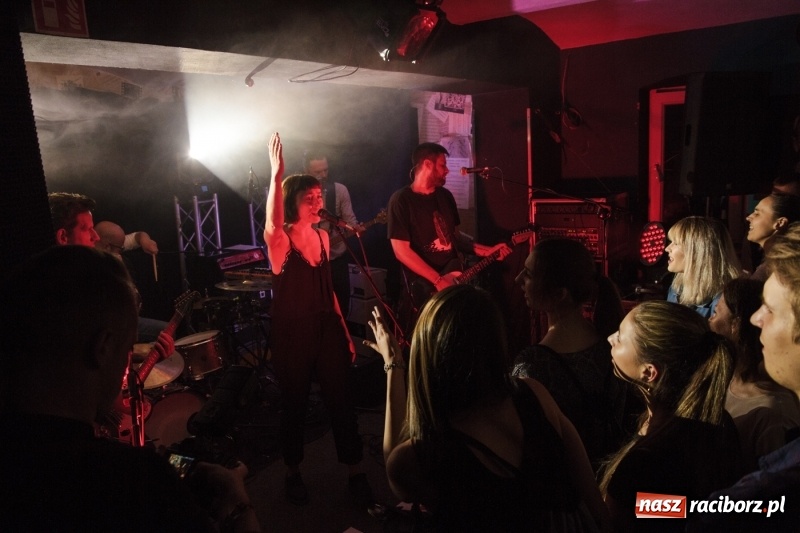 Zdjęcie w galerii na portalu naszraciborz.pl: Natalia Przybysz wystąpiła na Końcu Świata wiadomości z regionu