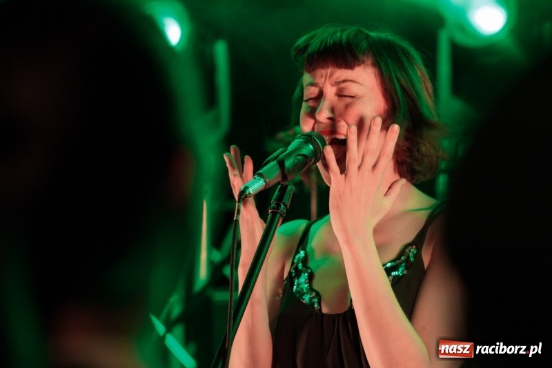 Zdjęcie w galerii na portalu naszraciborz.pl: Natalia Przybysz wystąpiła na Końcu Świata wiadomości z regionu