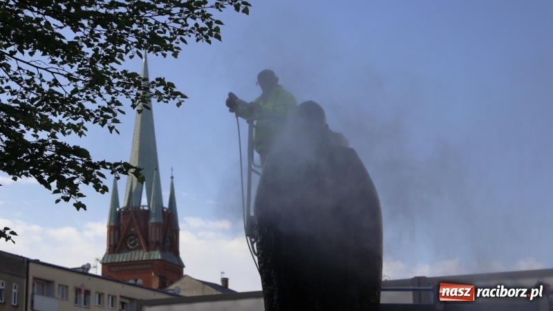 Zdjęcie w galerii na portalu naszraciborz.pl: Wiosenne mycie pomnika arcybiskupa Gawliny wiadomości z regionu